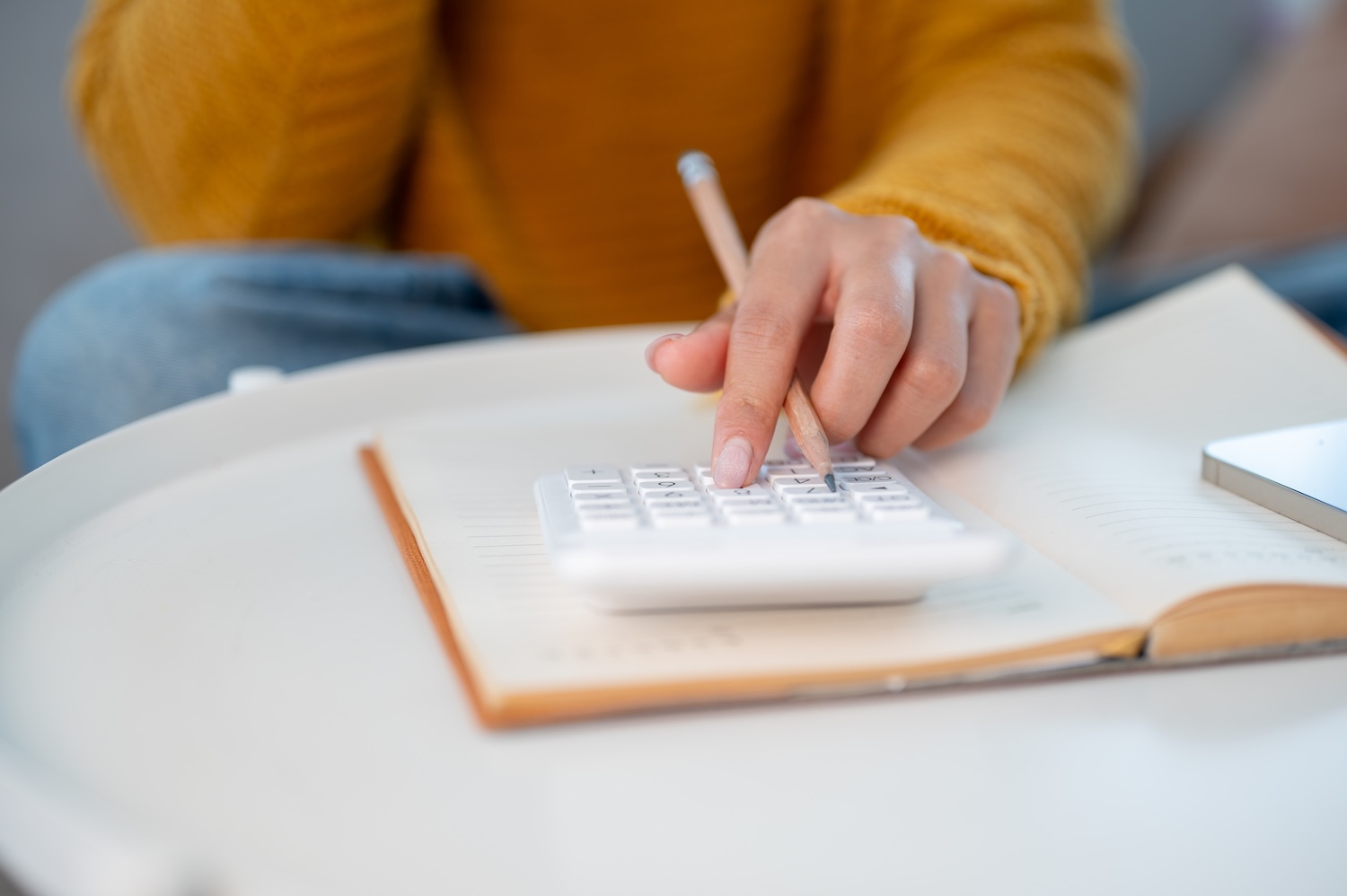 A person working out the best loan for them by comparing APR vs interest rate.