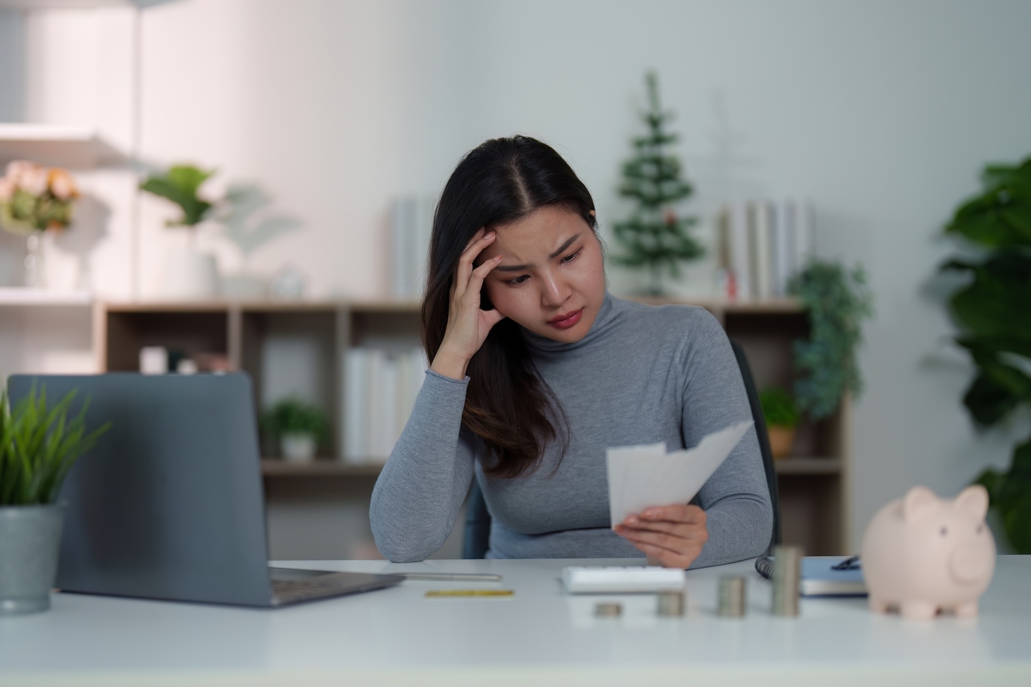 A woman worrying about money trying to decide between a personal line of credit vs personal loans
