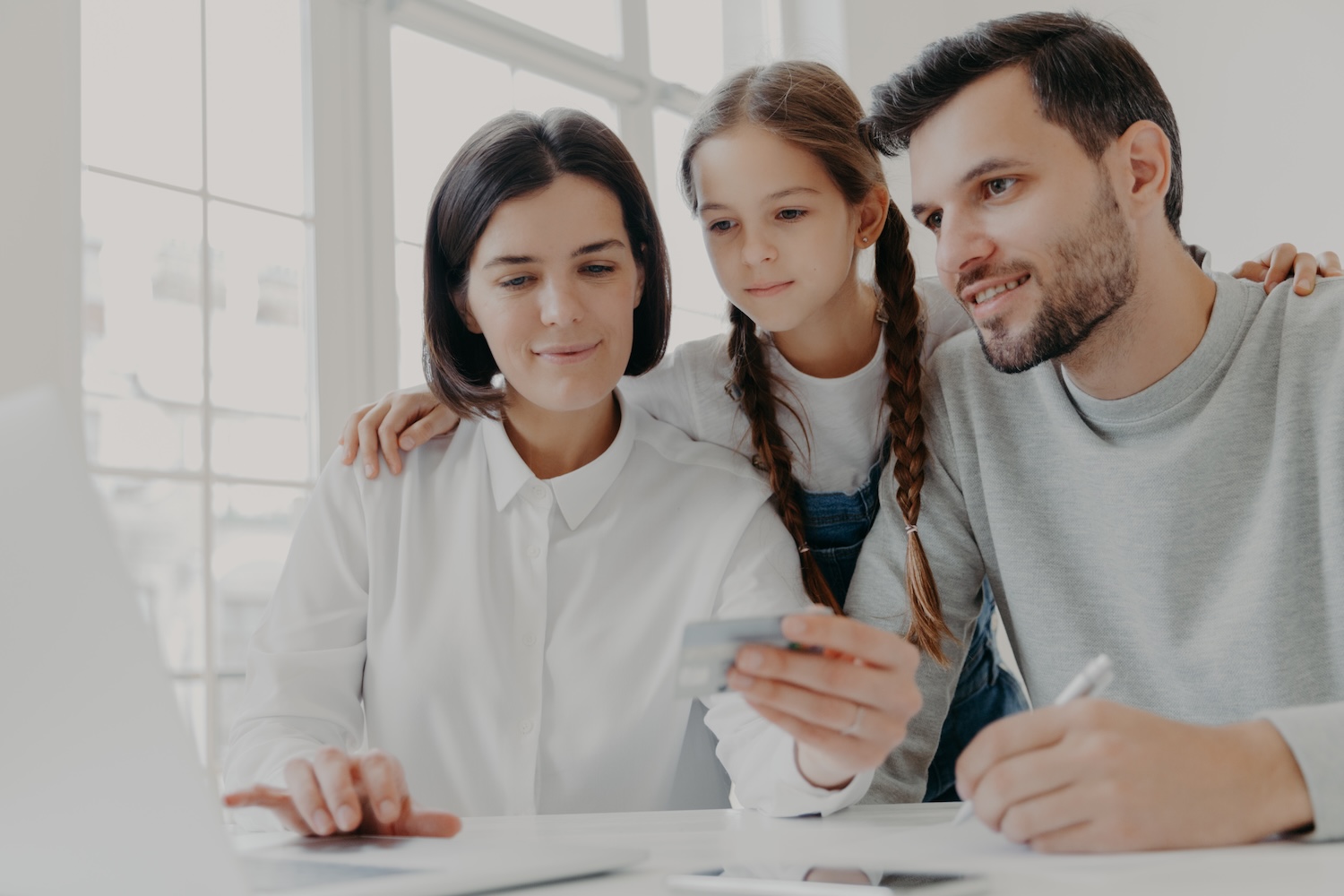 A family looking at things to consider before applying for an instant online loan for their bills
